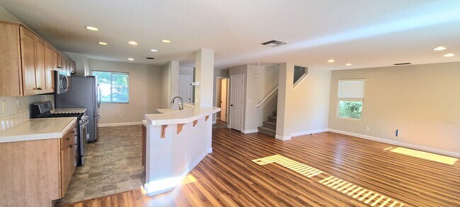Building Photo - BEAUTIFULLY MAINTAINED SINGLE FAMILY HOME ...