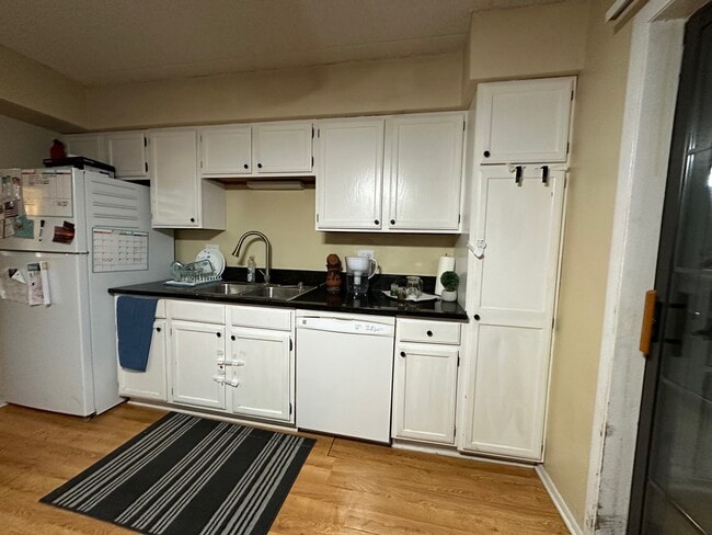 Foto del edificio - 1504 W Jefferson Ave