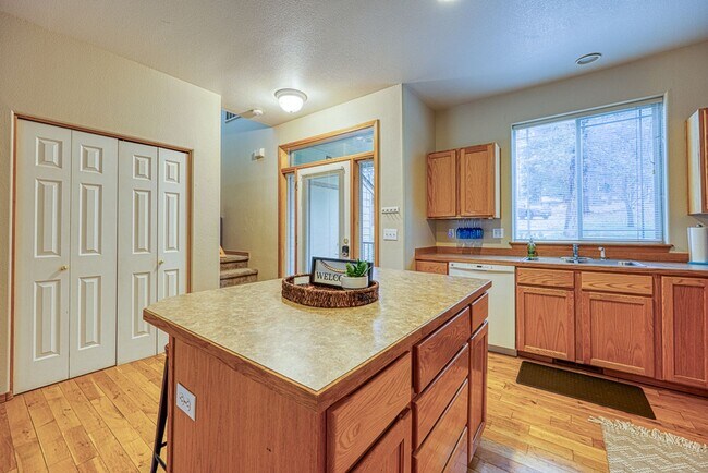 Building Photo - Fully Furnished Running Y Townhouse