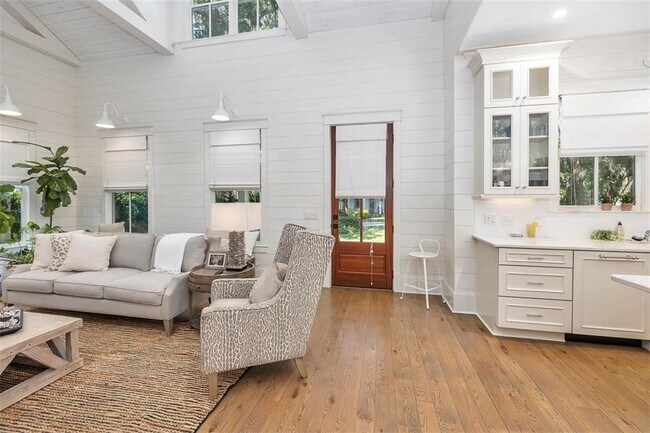 Foto del edificio - 1030 Village Oaks Ln