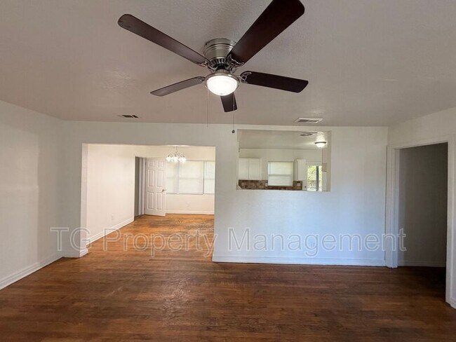 Building Photo - 937 Moravon Ave