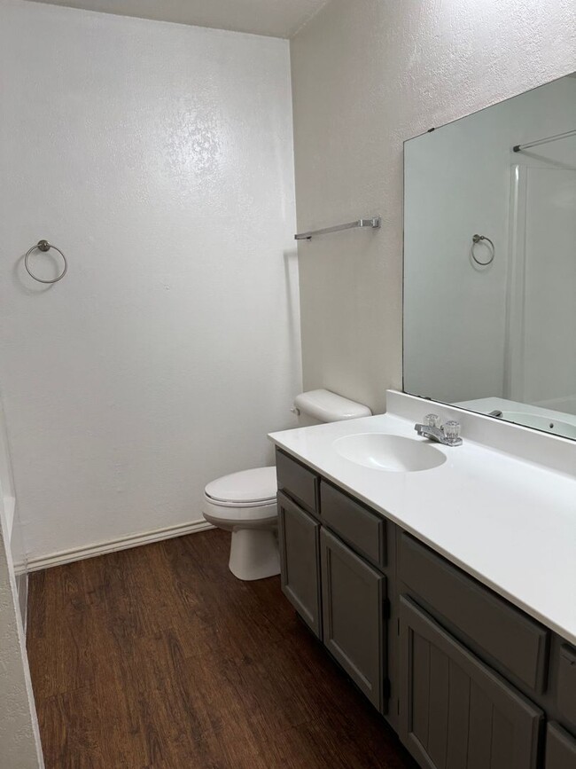 Building Photo - Move in Special! 2 Bedroom 1.5 Bathroom To...