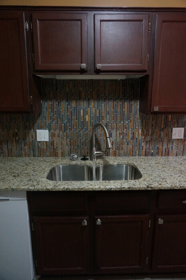 Custom Backsplash - 31130 Country Bluff