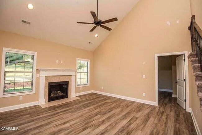 Building Photo - Knoxville 37931 - 4 bedroom 3.5 bath - call Howard Grower 865-705-0969