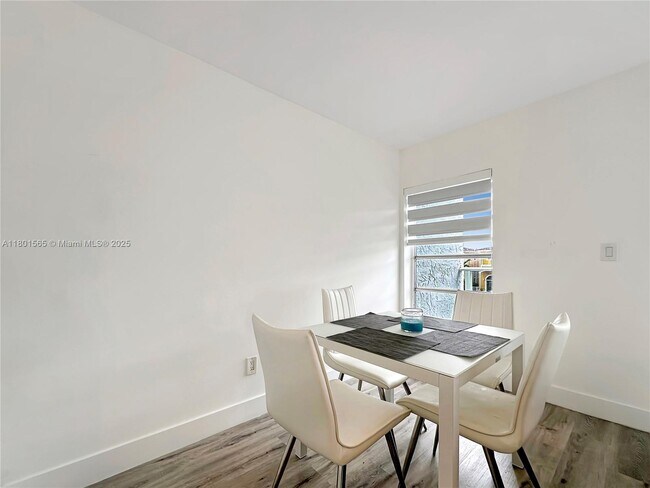 Foto del edificio - 3868 NE 169th St
