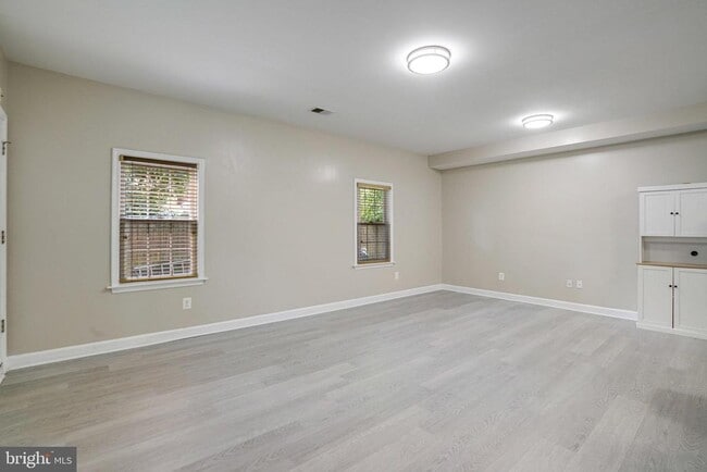Building Photo - 2056 Shirlington Rd