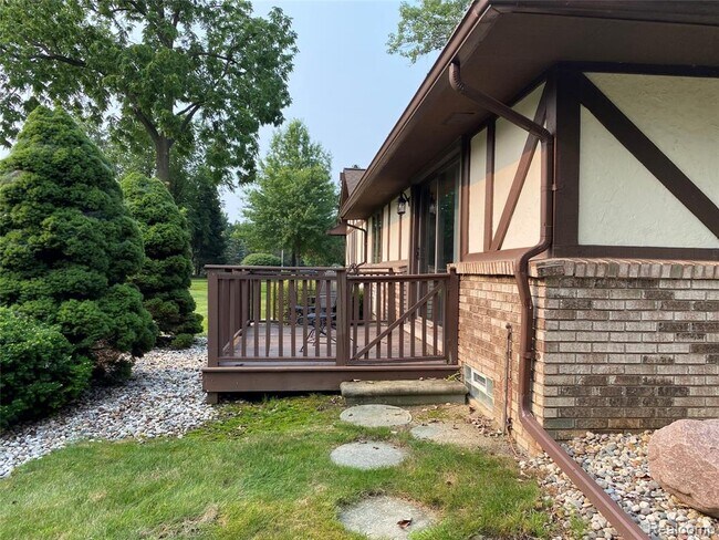 Building Photo - 8565 Mathias Dr