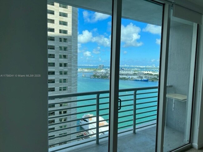 Foto del edificio - 335 S Biscayne Blvd