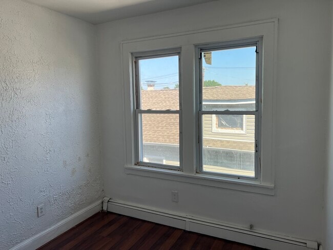 Building Photo - 247 Elm St