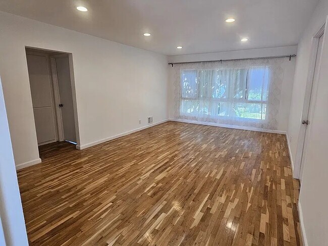 Foto del edificio - 1537 N Laurel Ave