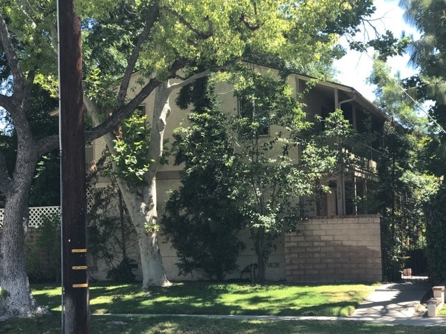 Building Photo - 376 N Hollywood Way