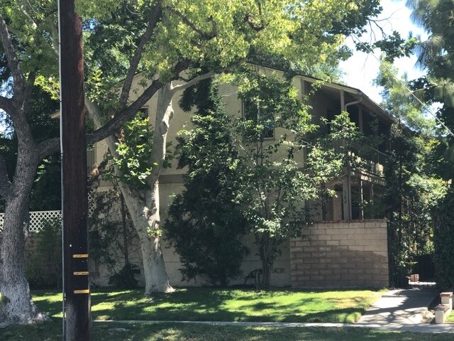 Foto del edificio - 376 N Hollywood Way