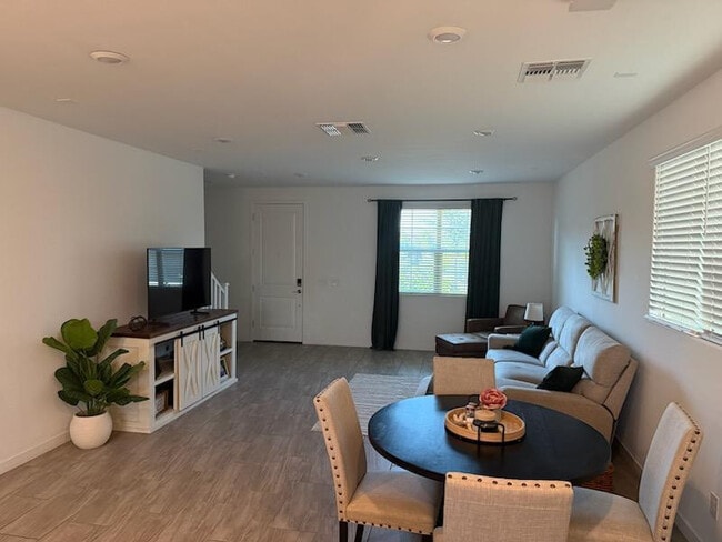 Foto del edificio - 1123 E Newland Dr