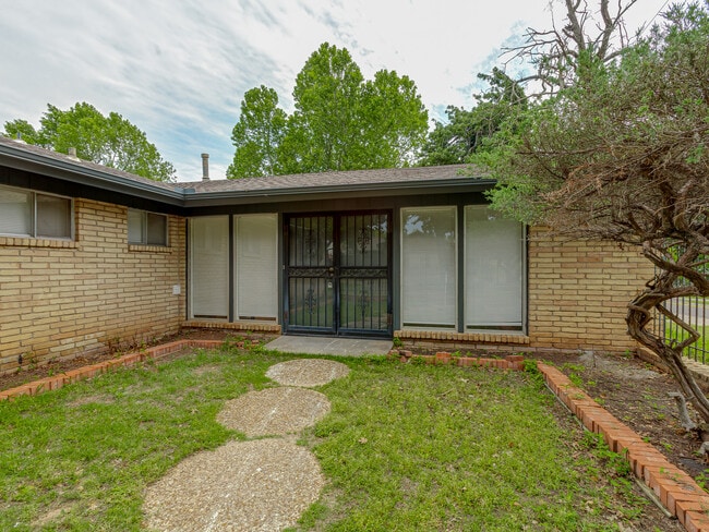 Building Photo - 1700 N Alexander Ln