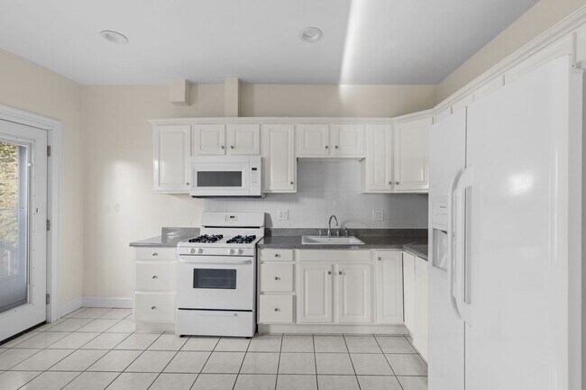 Foto del edificio - No Brokers Fee, In-Unit Washer and Dryer, Central Heat/AC, Eat-in Kitchen, Parking for Rent