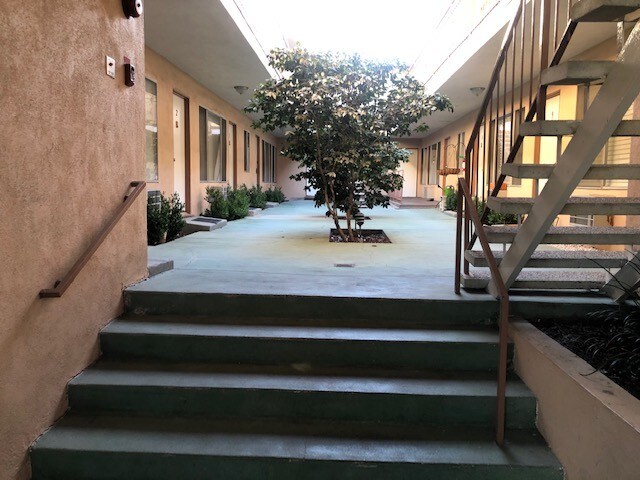 Foto del edificio - 1030 N Harper Ave