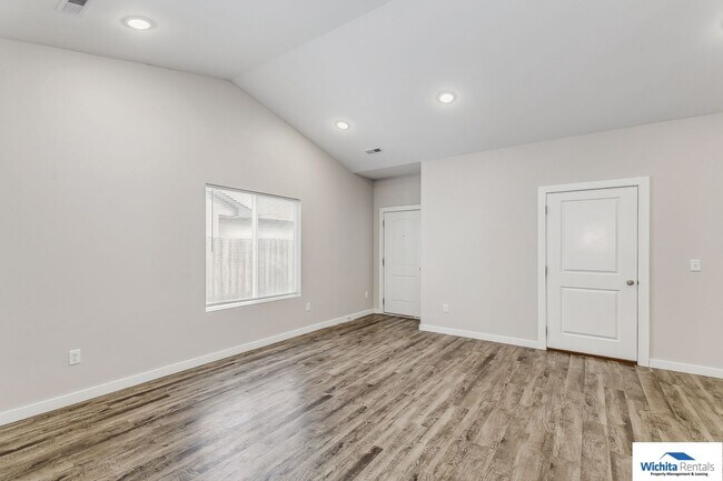 Building Photo - Newer 3 bedroom 2 bath Duplex in Goddard