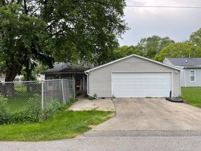 Building Photo - 339 S Maple St