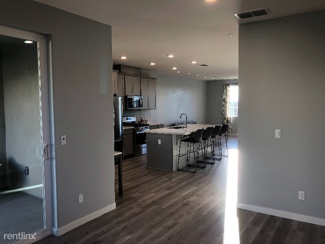 Building Photo - 4 br, 3.5 bath Townhome - 3756 E Commerce Way