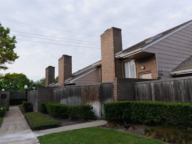 Foto del edificio - 13840 Hollowgreen Dr