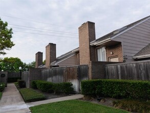 Building Photo - 13840 Hollowgreen Dr
