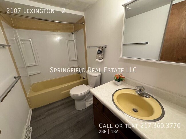 Building Photo - Stylish 2-Bedroom Main Level Unit with Spa...