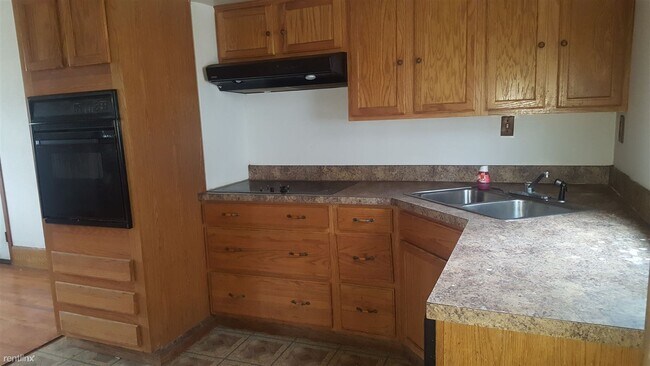 Building Photo - 3 br, 1 bath House - 1230 W Hillsdale St