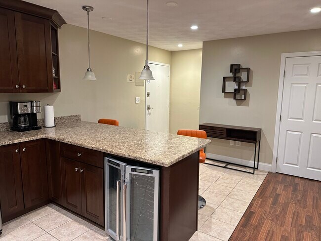 Foto del edificio - 756 Quaker Ln