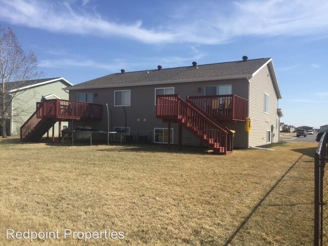 Building Photo - 744 34th Ave W