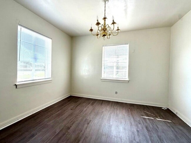 Building Photo - 700 Lilac Ave