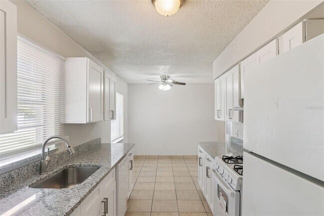 Foto del edificio - 2853 S Sanford Ave