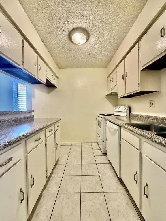 Building Photo - 1620 Newport Pl