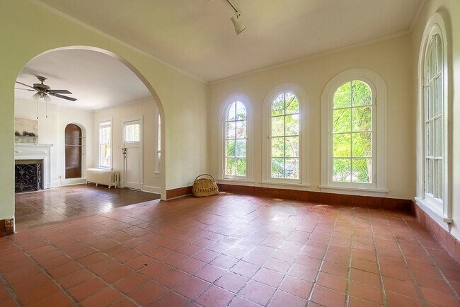 Foto del edificio - 343 N McLean Blvd