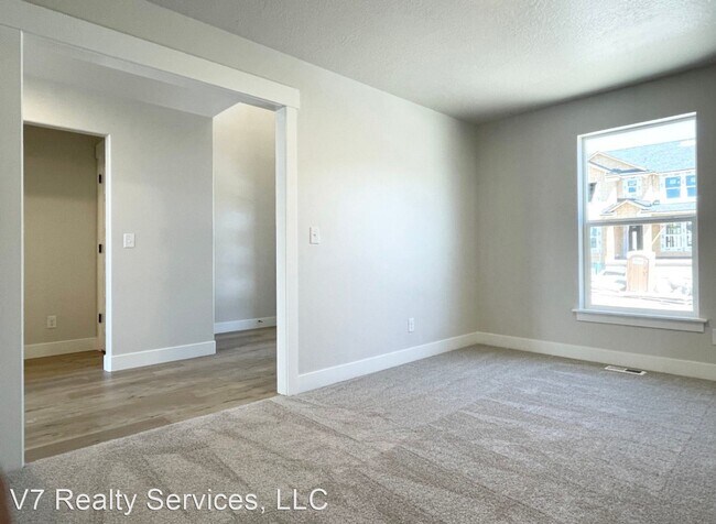 Building Photo - 4 br, 2.5 bath House - 463 N. Hillview Dr.