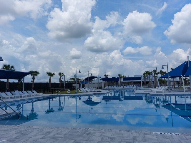 Foto del edificio - 318 Brandon Lks Dr