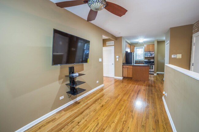 Foto del edificio - 2721 N Sawyer Ave