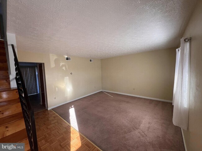 Building Photo - 2352 Roosevelt Blvd