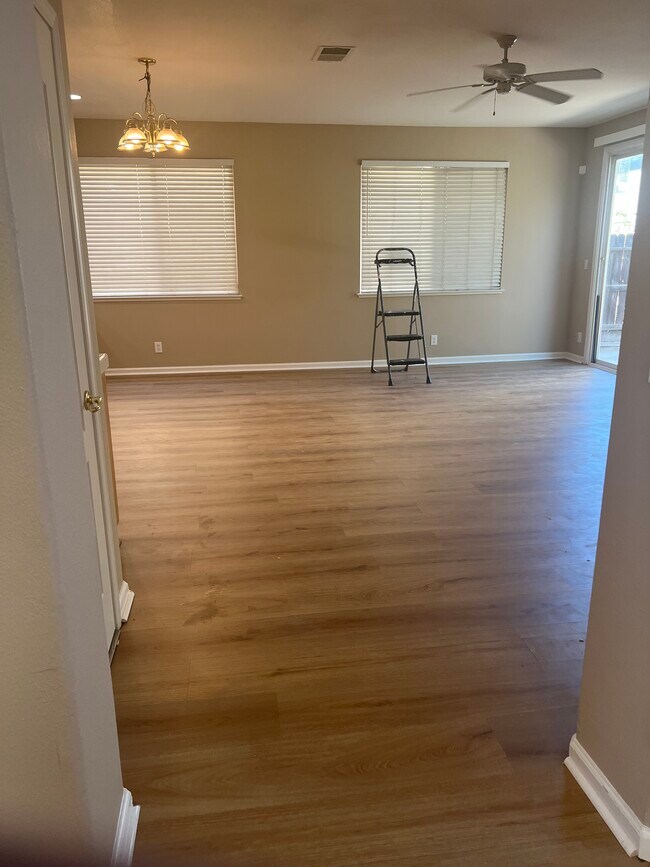 Foto del edificio - 1571 Riverview Ave