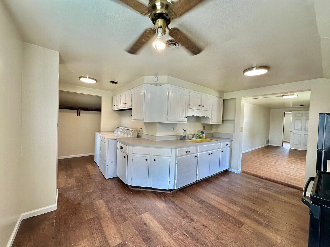 Foto principal - 1027 Saint Clair Ave