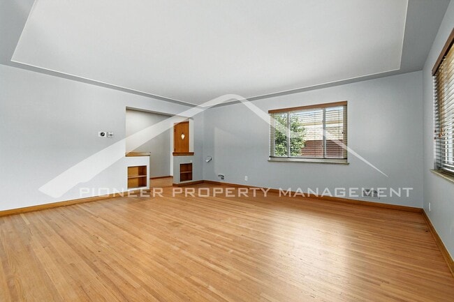 Building Photo - Charming Home with Washer/Dryer and 1 Car ...