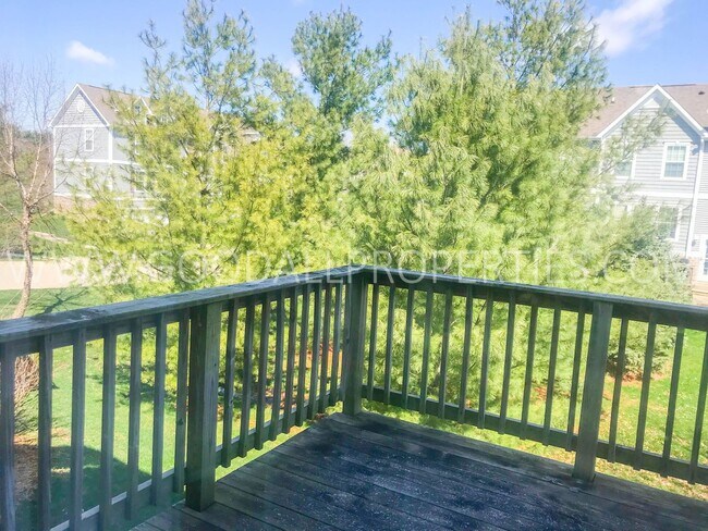 Building Photo - 2 Bedroom, 2.5 Bath Townhome in Urbandale with two car garage.