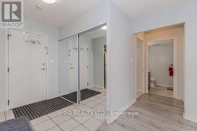 Photo du bâtiment - 135-1135 Hillcrest Ave