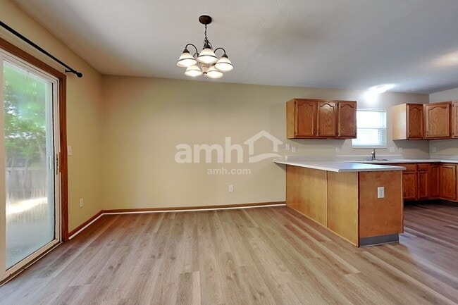 Building Photo - 1344 Crescent Ct