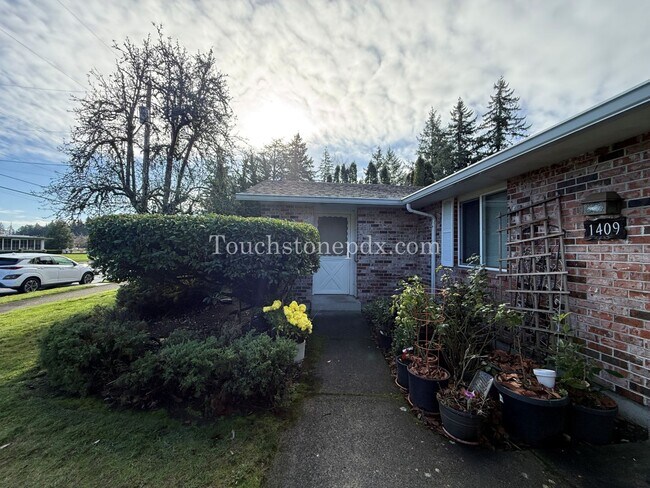 Building Photo - Updated 2BD/1BA Duplex w/ Mini-Split HVAC + Off-Street Parking