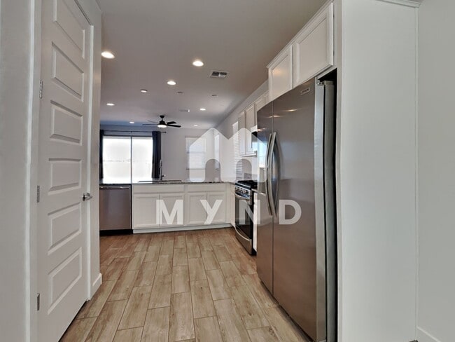Building Photo - 438 E Diamond Dr
