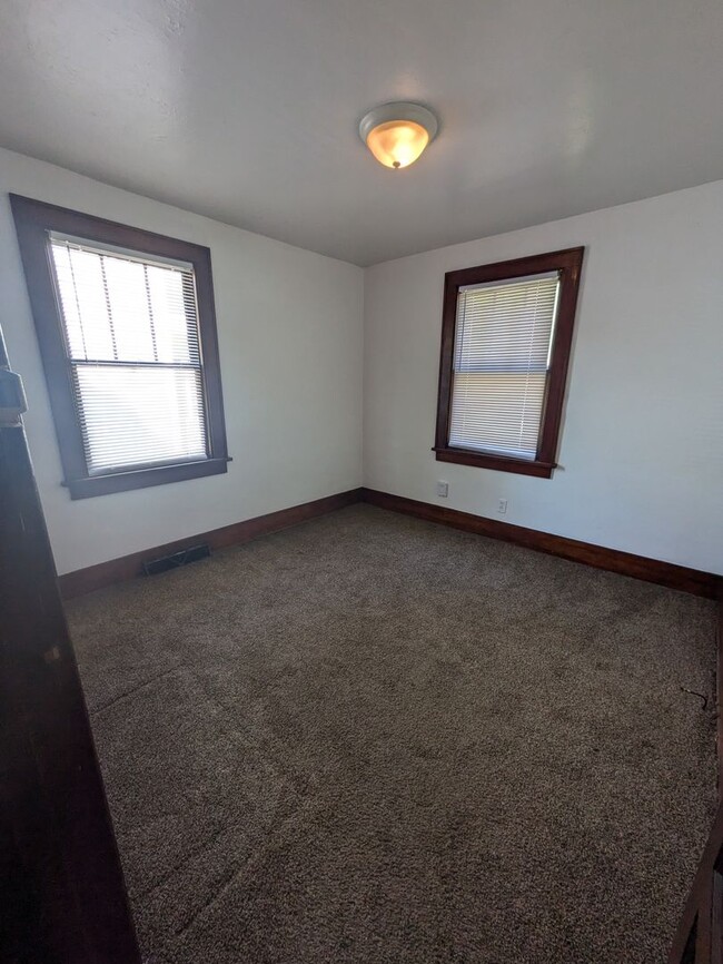Building Photo - Inviting 2 bed/1 bath house