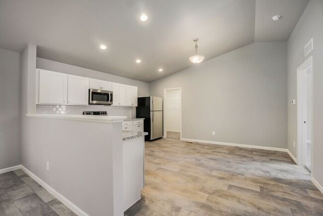 Building Photo - 4050 Sumner Dr