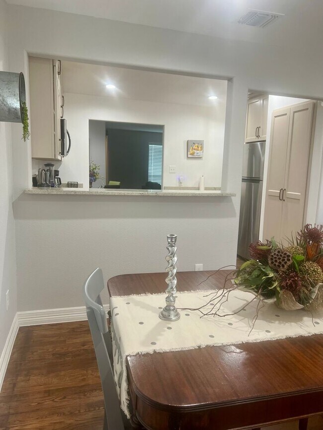 Foto del edificio - Charming Furnished Home Nestled in Desirab...