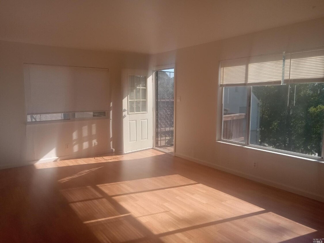 Primary Photo - 21 B St