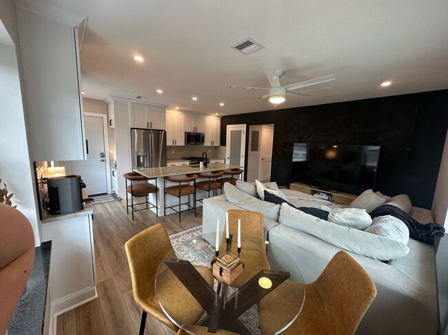 Building Photo - 15 Morton Ave